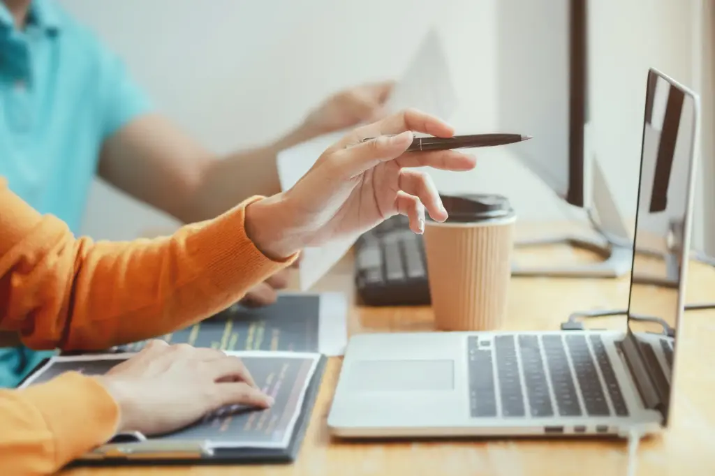dos personas mirando la pantalla de un ordenador